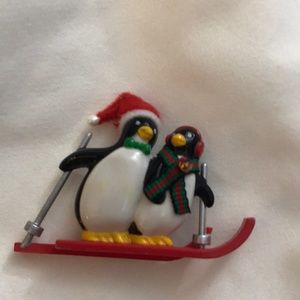 ⚡️FINAL PRICE⚡️ Vintage Penguins Skiing Christmas Pin/Brooch!
